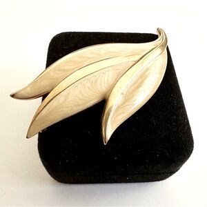 Napier Vintage Gold-Tone and Cream Pearlized Enamel Brooch GUC